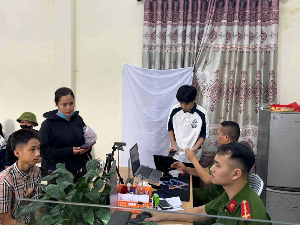 Công an phường Nguyễn Trãi nỗ lực vì mục tiêu chuyển đổi số, tận tình hỗ trợ cấp định danh điện tử mức 2 cho học sinh